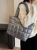 Bolsa de ombro acolchoada xadrez Nova outono e inverno 2023 bolsa tote xadrez macio de grande capacidade moda estilo ocidental para mulheres