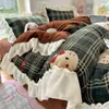 Conjunto de quatro peças de leite veludo espesso de inverno, design de princesa estilo coreano com acabamento em renda, uma capa de edredom de bebê fresca e quente