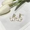 Brincos de Flor em Esmalte Branco Estilo Francês Exquisitos, Versáteis e Modernos da Yanbai, Design Elegante e Vintage de Pétalas de Luxo Leve para Mulheres