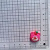 Accesorios de resina DIY oso fresa de dibujos animados joyería pequeña pegamento de crema material para carcasa de teléfono móvil parche para pasador accesorios para zapatos y sombreros