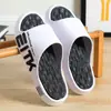 Novas pantufas de sola grossa para uso externo, uso doméstico, uso interno/externo, resistentes ao desgaste, antiderrapantes, confortáveis, pantufas masculinas