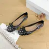 Zapatos de mujer de estilo francés con lunares y lazo, punta redonda, que aumentan la altura, nuevos y versátiles zapatos de ballet primavera-verano 2026, zapatos de mujer de talla grande