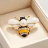 Lindo Broche de Insecto para Mujer, Broche de Abeja con Pedrería y Perlas Pintado al Óleo, Accesorio de Pin para Ropa de Aleación y Esmalte Venta al por Mayor