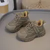 Zapatillas para niñas 2026 otoño nuevo modelo, zapatos tipo papá ligeros de suela blanda para niños, zapatos versátiles casuales para caminar para niños