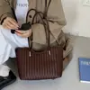 Bolso tejido de gran capacidad para mujer, nuevo y moderno de moda 2026, bolso de hombro versátil, bolso tote de alta gama para commuting