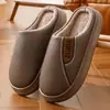 Chinelos de couro e algodão impermeáveis para homens, para uso doméstico no outono e inverno, com sola grossa, forrados com pelúcia, quentes, antiderrapantes, com sola macia, chinelos de algodão para casa para casais