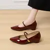 2026 Verão Novo Retrô Francês Bico Fino Salto Bloco Corte Baixo Sapatos de Uma Peça Couro Patente Sapatos Femininos Tira Única Sapatos Mary Jane