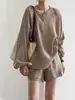 Conjunto de Roupa Relaxada para Mulheres, Estilo Verão, Cobrindo a Pele e Efeito Emagrecedor, Estilo Preguiçoso, Conjunto de Duas Peças com Camisa de Manga Lanterna Proteção Solar + Shorts