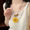 Collar de Flor de Resina Amarillo Dopamina para Mujer, Nuevo Estilo Étnico Chino de Verano, Colgante Largo para la Costa, Accesorio de Ropa