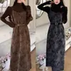 Estilo Retro Francés Otoño e Invierno Ropa Interior Inspirada en Chanel Combinada con un Vestido Lencero Floral Tie-Dye de Terciopelo Alemán de Longitud Media
