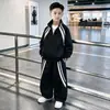 Conjunto de Roupas de Outono para Meninos 2026 Novo Estilo Crianças Maiores Outono Bonito Roupa Esportiva Estilo Primavera e Outono Infantil Jaqueta Corta-vento com Gola Alta
