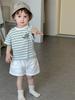 Shorts Listrados Infantis Conjunto de Verão Estilo Fino 2026 Novo Traje de Verão para Bebê Estilo Coreano Roupas Infantis Roupas de Verão para Meninos