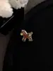 Lindo Broche de Caballo Color Café con Goteo de Aceite, Pin de Solapa de Traje Único de Nicho de Gama Alta Otoño e Invierno, Año Zodiacal