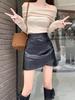 Saia Curta Feminina de Couro PU Plissada Assimétrica Estilo Hot Girl Outono/Inverno 2023 Nova Cintura Alta Efeito Emagrecedor Linha A Justa ao Corpo