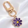 Llavero colgante de aleación con diseño de margarita estilo goteo de aceite, anilla en D dorada, charm de flor multicolor, accesorios para manualidades, venta al por mayor