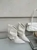 Botas de tornozelo estilo europeu e americano de perna larga, emagrecedoras, que aumentam a altura, com bico fino e fivelas de metal, disponíveis nas cores branco, preto e café, versão coreana para adultos