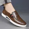 Sapatos Masculinos Outono 2025 Respiráveis Sola Macia Sapatos Casuais Sapatos de Couro Casuais Versáteis Masculinos Sapatos de Couro Pequenos Modernos de Couro Macio
