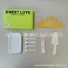Juego de regalo de vajilla desechable para pasteles, juego de cinco piezas para fiestas de repostería, incluye cubiertos de plástico reforzado, platos de papel, velas y sombreros