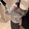 Sudadera Retro Americana con Estampado de Letras para Mujer Nuevo Estilo Otoño 2026 Estilo Perezoso Suelta de Terciopelo Manga Larga Superior para Mujer