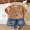 Roupas para Meninos Bonitos Verão 2026 Novo Estilo Estampa de Fones de Ouvido Gola Redonda Cor Sólida Versátil Manga Curta Shorts Jeans Conjunto de Duas Peças