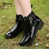 Botas de lluvia Rain Era, nuevas botas de agua de PVC brillante de tubo corto para mujer, botas de lluvia en forma de U para adultos con zapatos de goma Martin elásticos.