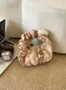 Bolsa de pelúcia fofa e única para outono/inverno para mulheres, novo estilo 2026, moderna e versátil, com um design estiloso e da moda