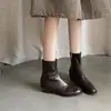 Botas Slim Versáteis de Solado Silencioso para o Trajeto Outono/Inverno 2026 Salto Médio Robusto Bico Redondo Elásticas Emagrecedoras Curtas para Mulheres