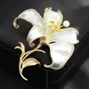 Broche de Flor de Trompeta 3D de Esmalte Azul y Rosa de Alta Gama con Perla de Agua Dulce Natural Pin Floral para Evitar la Exposición para Mujeres