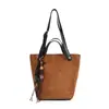 Bolsa grande de camurça retrô para mulheres, modelo 2026, bolsa tipo balde simples e estilosa para o dia a dia, uma bolsa de ombro ou transversal de luxo nichada e leve