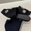 Sandalias Decorativas Talladas Plateado Metálico 2026 Nuevo Estilo para Mujer con Punta Cuadrada Pequeña, Chanclas Planas Versátiles de Moda