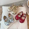 Sapatos de Couro Infantis Primavera 2026, Sapatos Populares de Cor Sólida Simples com Bico Redondo Estilo Coreano para Meninas com Solado Macio e Laço, Sapatos de Couro da Moda