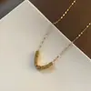 Colar de aço titânio não desbota com pingente de coração oco para mulheres, luxo leve, design de nicho, pingente de amor, corrente para clavícula versátil e elegante
