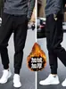 Calça masculina para esportes de inverno transfronteiriça, roupa de trabalho juvenil, calça casual estudantil com forro de fleece, tendência versátil para outono e inverno