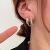 Pendientes coreanos Dongdaemun de estilo minimalista, simples y compactos, Aros dorados elegantes y únicos de tres círculos con incrustaciones de diamantes por un lado
