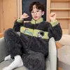 Pijama de manga larga de forro polar de coral para niños para otoño e invierno, con un lindo diseño de dibujos animados, un aspecto elegante y que proporciona calidez para usar en interiores.