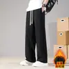 Pantalones de forro polar para hombre para otoño e invierno, corte holgado, versátiles, pantalones largos casuales de algodón, pantalones rectos de moda estilo Hong Kong, pantalones de chándal deportivos