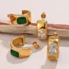 Brincos de Design de Nicho Transfronteiriço em Forma de C com Zircônia Verde Incrustada Aço Titânio Banhado a Ouro 18K Elegante Moderno Textura de Roupa de Trabalho