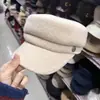 Boina de Lã Plana Casual Versátil Quente para Outono e Inverno para Mulheres, Boné de Baseball de Lã Tendência Nicho Personalizado que Rejuvenesce Emagrece