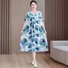 Vestido floral de mamá, nuevo modelo verano 2026, para mediana edad y mayores, hecho de algodón rayón, corte holgado, estampado, vestido de longitud media