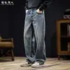 Jeans rectos desgastados de color azul retro americano para hombre, nuevo estilo otoño 2026, diseño de tinta salpicada, corte holgado, talla grande, pantalón largo versátil