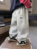 Q03 Pantalones para niño, pants deportivos, estilo primavera y otoño, pantalones atléticos, negro y gris, para bebés y niños pequeños, pantalones casuales, ropa deportiva para niños