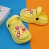 Sandalias de verano para bebé, antideslizantes, con dibujos animados de EVA, muy elásticas, con punta de oso de fresa