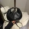 Bolso Satchel de Moda Retro Forma de Media Luna para Mujer Invierno 2024 Nuevo Patrón Tejido Versátil Bolso de Hombro Lujo Accesible Casual Bolso Cruzado