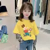 Camiseta de Manga Larga de Algodón Puro para Niñas 2026 Primavera/Otoño Nuevo Cuello Redondo Infantil Linda Estampado de Dibujos Animados Parche Rayado Superior
