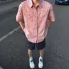 Camisa de manga corta a cuadros rosa retro americana con textura para hombre, diseño holgado, chaqueta camisa versátil de verano para hombre