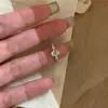 Anillo Popular de Huevo de Paloma de Zirconia de Xiaohongshu para Mujer, Modelo Nuevo, Luz Deslumbrante de Lujo con un Toque de Alta Gama, Diseño Abierto Ajustable para el Dedo Índice