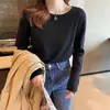 Camiseta base blanca para mujer para usar debajo de un traje, primavera y otoño, estilo de alta gama, nuevo suéter de punto popular 2025, suéter de cuello redondo