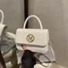 Bolso de Mano Cuadrado Pequeño de Moda para Primavera/Verano 2025 Nueva Moda Retro Elegante Letra Hombro Bandolera