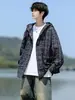 Camisa con Capucha de Cuadros Americanos para Protección Solar para Hombres y Mujeres Verano 2025 Estilo Perezoso Camisa de Protección Solar Chaqueta Fina de Manga Larga para Pareja