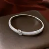 Pulsera con cierre de broche circular de cruz incrustada de circonita, chapada en oro real de 18 quilates, estilo nicho de lujo ligero de alta gama, joyería versátil y elegante